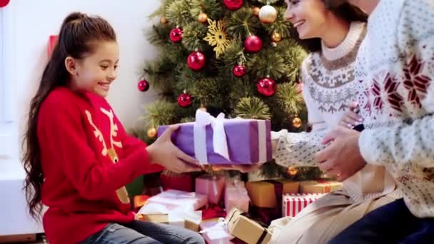 Bambino Allegro Che Riceve Regalo Vicino All Albero Natale — Video Stock