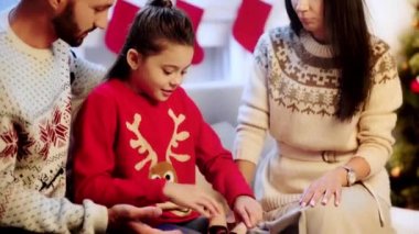 santa mektup ile çocuk yakın mutlu ebeveynler 