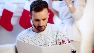kadın erkek gözleri kaplayan ve hediye veren 
