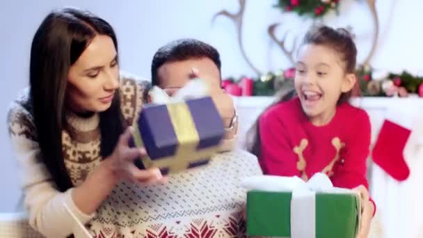 Vrouw Kind Geven Cadeaus Aan Mens — Stockvideo