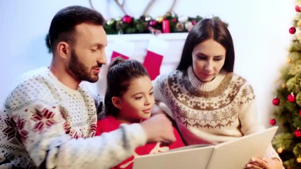 Vrolijke Familie Lezen Boek Kerstmis — Stockvideo