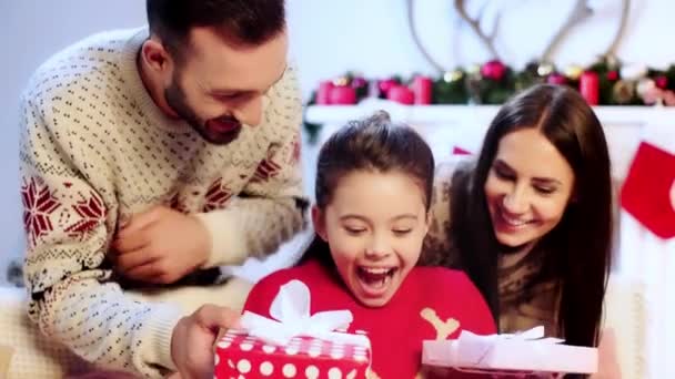 Ouders Geven Cadeaus Aan Vrolijke Dochter — Stockvideo