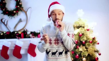 santa şapka parti boynuz üfleme mutlu adam 