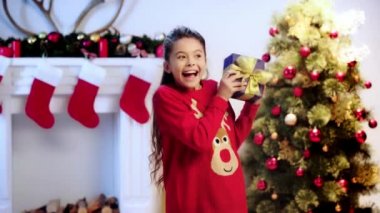 mutlu çocuk hediye tutan ve noel de gesturing 