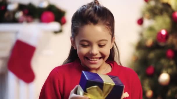 Szczęśliwy Dziecko Całuje Prezent Boże Narodzenie — Wideo stockowe