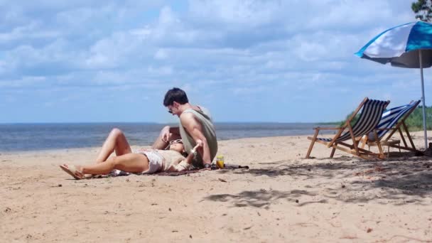Feliz Jovem Casal Abraçando Falando Enquanto Descansa Praia — Vídeo de Stock
