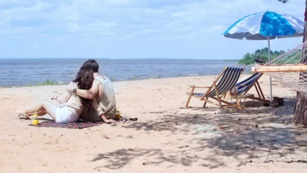 Junges Paar Umarmt Und Redet Während Sandstrand Sitzt — Stockvideo