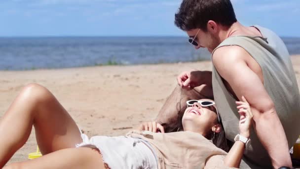 Jovem Bonito Tocando Cabelo Namorada Deitado Perto Praia — Vídeo de Stock