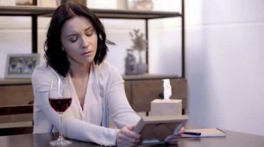 fotoğraf çerçevesi tutan ve arkalarını silen kadın 