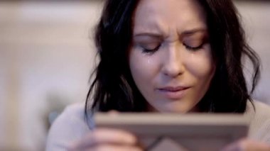 üzgün kadın ağlıyor ve fotoğraf çerçevesi tutarak 