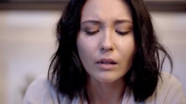 kadın ağlama ve kağıt peçete ile gözyaşlarını silme 