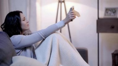 kadın fotoğraf çerçevesi bakarak ve dairede ağlıyor 