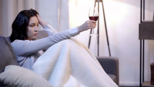 Samping Pandangan Wanita Memegang Gelas Anggur — Stok Video