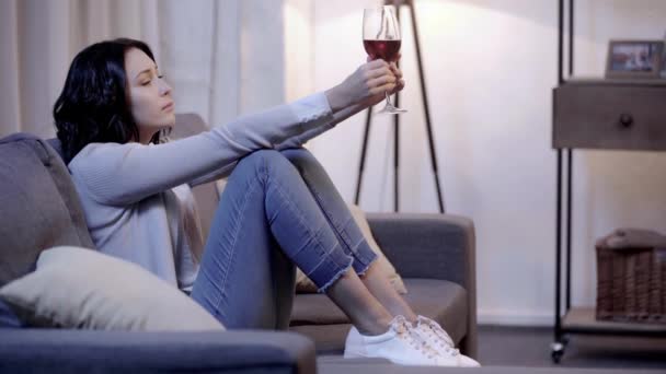 从酒杯喝酒的女人的侧视图 — 图库视频影像