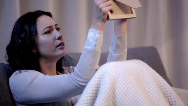 Mujer Mirando Marco Fotos Llorando Apartamento — Vídeo de stock