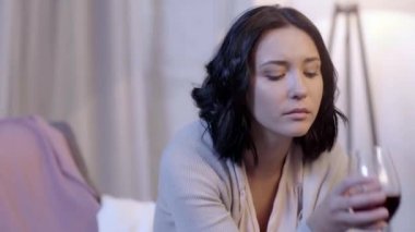 üzgün ve çekici kadın şarap içme 