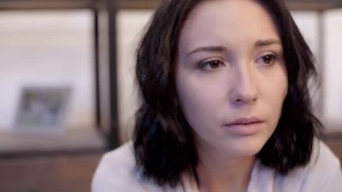 çekici ve üzgün kadın uzağa bakıyor 