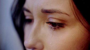 ağlayan ve çekici kadın kırpılmış görünümü 