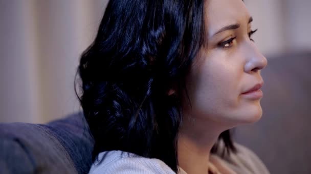 Femme Triste Attrayante Pleurer Dans Appartement — Video