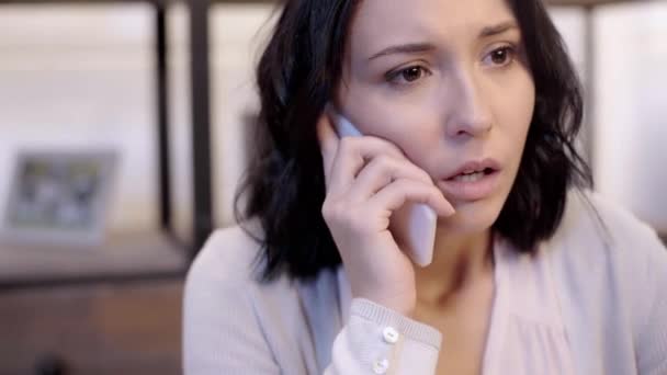 Kvinna Pratar Smartphone Och Gråter Lägenhet — Stockvideo