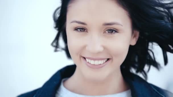 Atractiva Sonriente Mujer Mirando Cámara — Vídeos de Stock