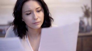 kağıtları tutan çekici kadının seçici odak 