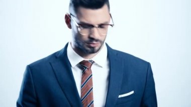 beyaz cepkart koyarak işadamı