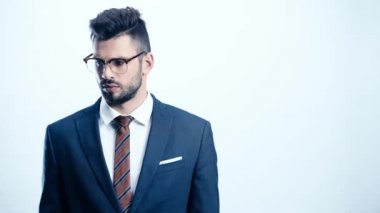 beyaz takım elbise dokunmadan yakışıklı adam 