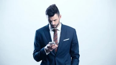 mutlu işadamı beyaz akıllı telefon kullanarak 