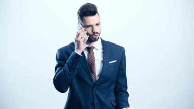 sakallı adam akıllı telefon konuşuyor ve beyaz üzerinde gesturing 