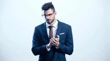 beyaz fikir sahibi iken gülümseyen dalgın adam 