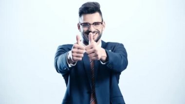 neşeli işadamı beyaz üzerinde başparmak gösteren 