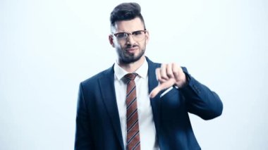 hoşnutsuz adam beyaz aşağı başparmak gösteren 