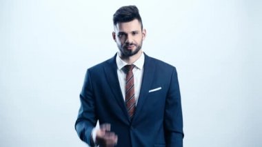 beyaz yüzü kaplayan takım elbiseli hoşnutsuz adam 