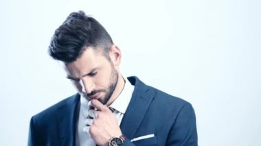 Beyaz üzerinde sözleşme ile pano tutan adam odak çekme 
