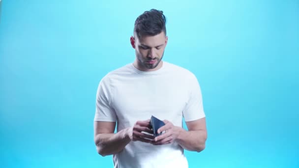 青い上に空の財布を持っている動揺男 — ストック動画