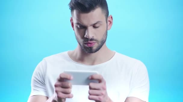 Felice Uomo Utilizzando Smartphone Blu — Video Stock