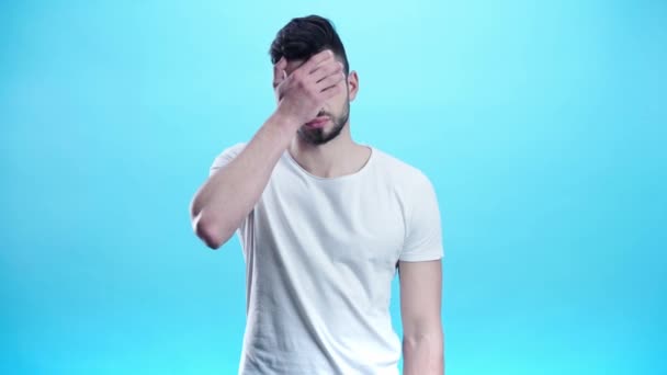 青で顔を覆う不満な男 — ストック動画