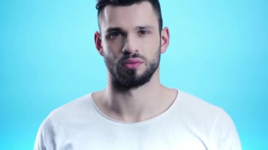 adam göz kırpma ve mavi ok işareti gösteren 