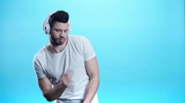 kulaklık müzik dinleyen ve mavi dans adam 