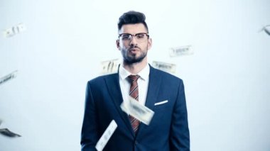 Beyaz üzerinde dolar banknotlar yakınında gözlük adam yavaş hareket 