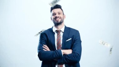 Beyaz üzerinde çapraz kolları ile mutlu adamın yavaş hareket