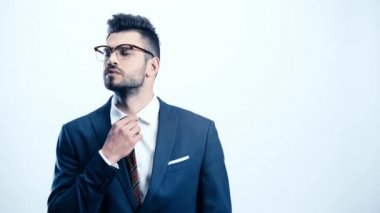 beyaz kravat dokunmadan takım elbise ciddi adam 