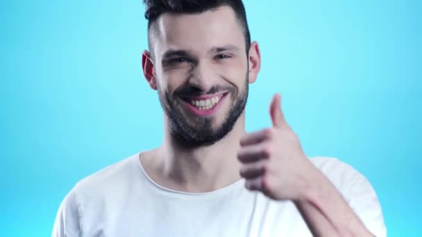 Ευτυχισμένος Άνθρωπος Δείχνοντας Αντίχειρας Πάνω Στο Μπλε — Αρχείο Βίντεο