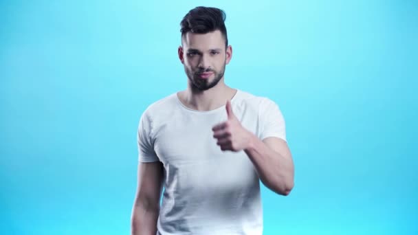 긍정적 남자는 파란색에 손가락을 보여주는 — 비디오