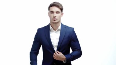 takım elbiseli işadamı beyaz izole kartvizit veren