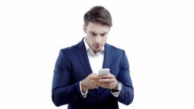 beyaz izole akıllı telefon kullanarak şaşkın işadamı