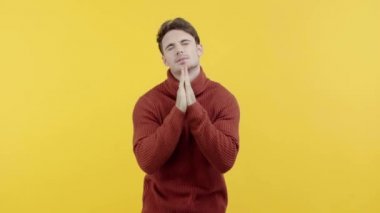 kazak adam dua ve sarı izole sevinç