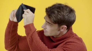 sarı izole boş cüzdan sallayarak kazak üzgün adam