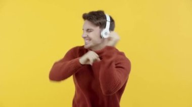 kazak ve kulaklık adam sarı izole dans